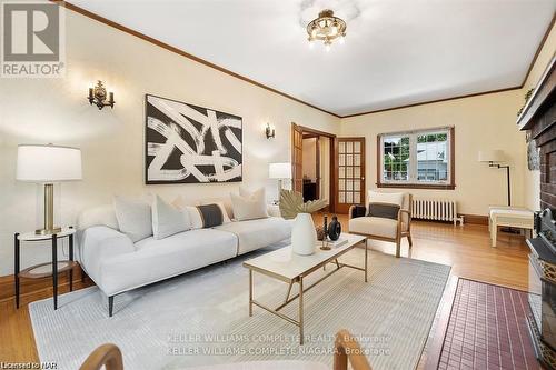 3855 St. James Avenue, Niagara Falls, ON - Indoor Photo Showing Living Room