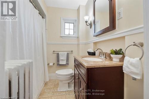 3855 St. James Avenue, Niagara Falls, ON - Indoor Photo Showing Bathroom