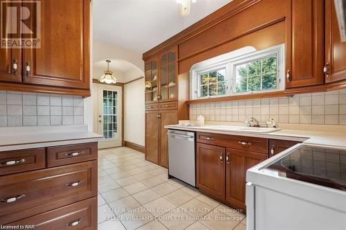 3855 St. James Avenue, Niagara Falls, ON - Indoor Photo Showing Kitchen