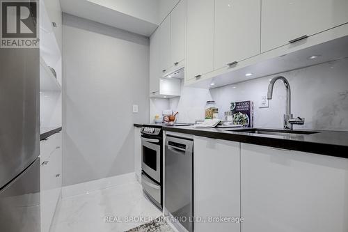 104 - 21 Scollard Street, Toronto (Annex), ON - Indoor Photo Showing Kitchen With Upgraded Kitchen