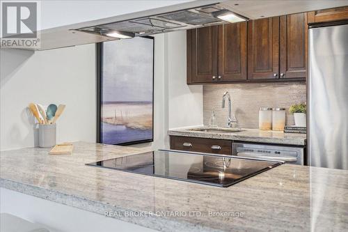 409 - 25 Maitland Street, Toronto (Church-Yonge Corridor), ON - Indoor Photo Showing Kitchen With Upgraded Kitchen