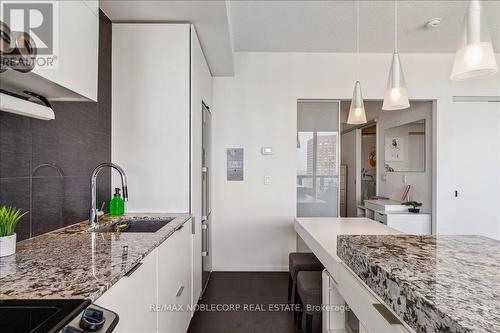 4211 - 101 Charles Street E, Toronto (Church-Yonge Corridor), ON - Indoor Photo Showing Kitchen With Upgraded Kitchen