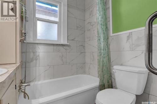 2345 Elphinstone Street, Regina, SK - Indoor Photo Showing Bathroom