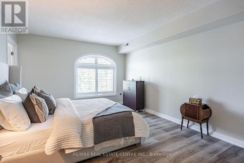 303 - 908 Mohawk Road, Hamilton (Huntington), ON - Indoor Photo Showing Bedroom