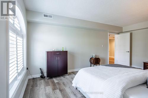 303 - 908 Mohawk Road, Hamilton (Huntington), ON - Indoor Photo Showing Bedroom