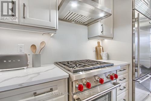 9392 Bayview Avenue, Richmond Hill, ON - Indoor Photo Showing Kitchen With Upgraded Kitchen