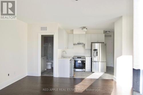 9392 Bayview Avenue, Richmond Hill, ON - Indoor Photo Showing Kitchen