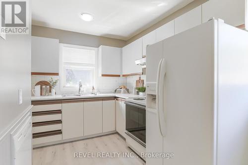 18 Denniston Street, Kawartha Lakes (Lindsay), ON - Indoor Photo Showing Kitchen