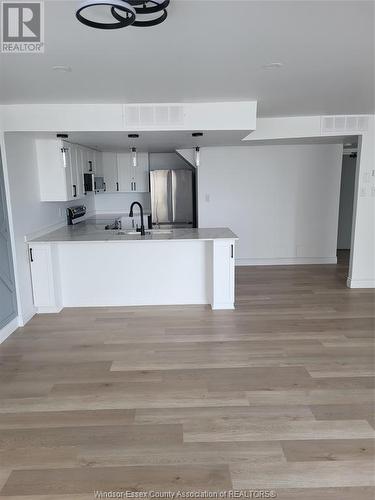 380 Pelissier Unit# 905, Windsor, ON - Indoor Photo Showing Kitchen