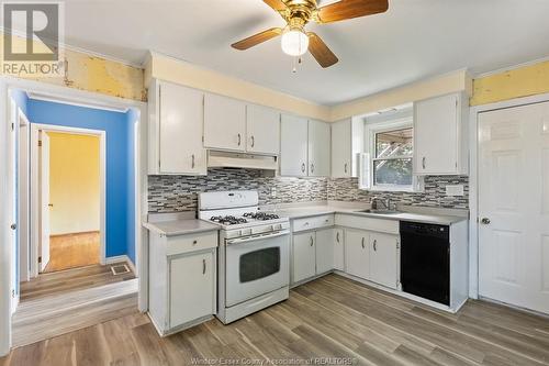 2233 Elsmere, Windsor, ON - Indoor Photo Showing Kitchen