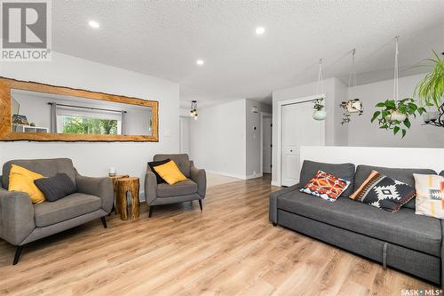 1611 Pascoe Crescent, Moose Jaw, SK - Indoor Photo Showing Living Room