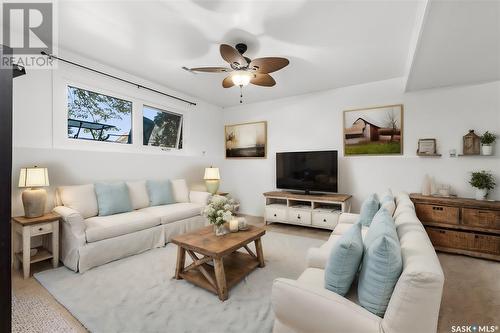 1611 Pascoe Crescent, Moose Jaw, SK - Indoor Photo Showing Living Room