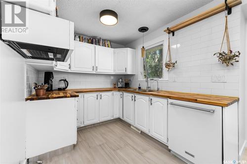 1611 Pascoe Crescent, Moose Jaw, SK - Indoor Photo Showing Kitchen With Double Sink