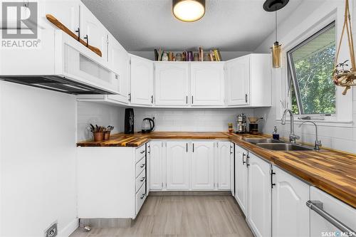 1611 Pascoe Crescent, Moose Jaw, SK - Indoor Photo Showing Kitchen With Double Sink