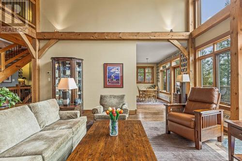 1403 Deer Ridge Road, Golden, BC - Indoor Photo Showing Living Room