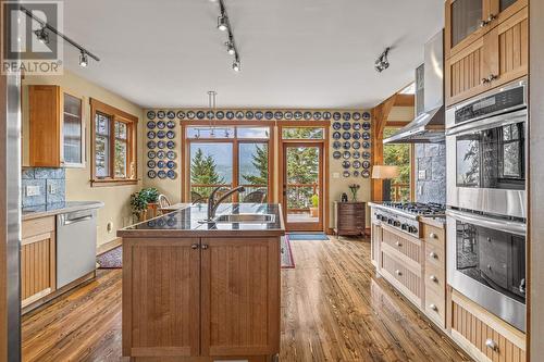 1403 Deer Ridge Road, Golden, BC - Indoor Photo Showing Kitchen With Double Sink