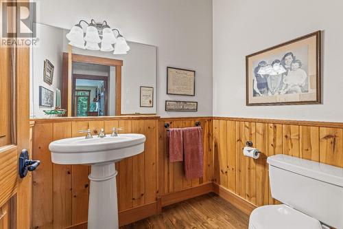 1403 Deer Ridge Road, Golden, BC - Indoor Photo Showing Bathroom