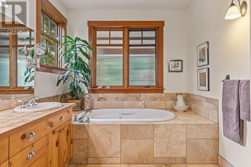 1403 Deer Ridge Road, Golden, BC - Indoor Photo Showing Bathroom