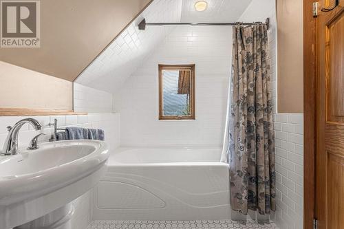 1403 Deer Ridge Road, Golden, BC - Indoor Photo Showing Bathroom