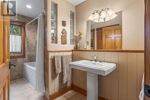 1403 Deer Ridge Road, Golden, BC - Indoor Photo Showing Bathroom