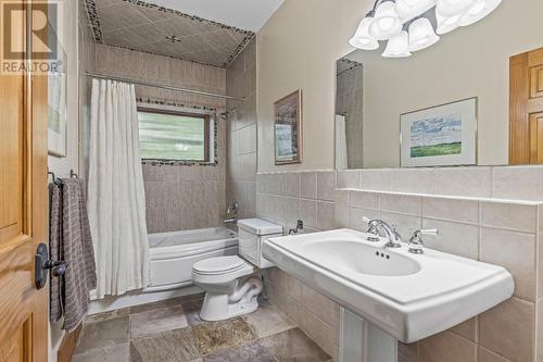 1403 Deer Ridge Road, Golden, BC - Indoor Photo Showing Bathroom