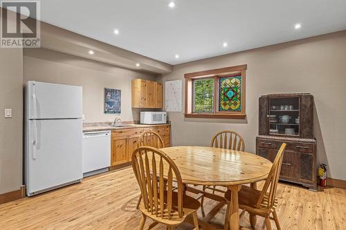 1403 Deer Ridge Road, Golden, BC - Indoor Photo Showing Dining Room