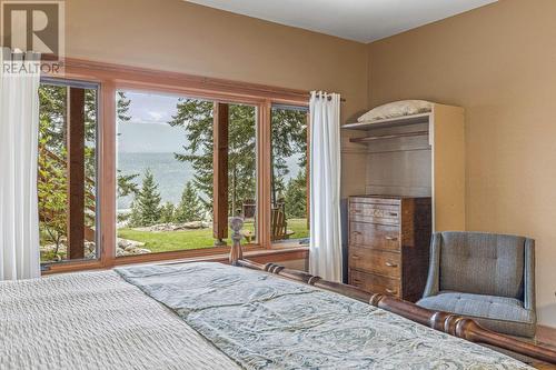 1403 Deer Ridge Road, Golden, BC - Indoor Photo Showing Bedroom