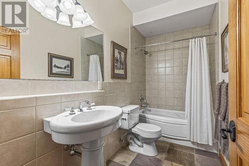 1403 Deer Ridge Road, Golden, BC - Indoor Photo Showing Bathroom