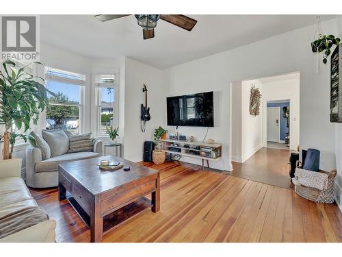 1333 Richter Street, Kelowna, BC - Indoor Photo Showing Living Room