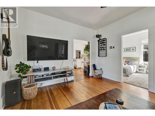 1333 Richter Street, Kelowna, BC - Indoor Photo Showing Living Room