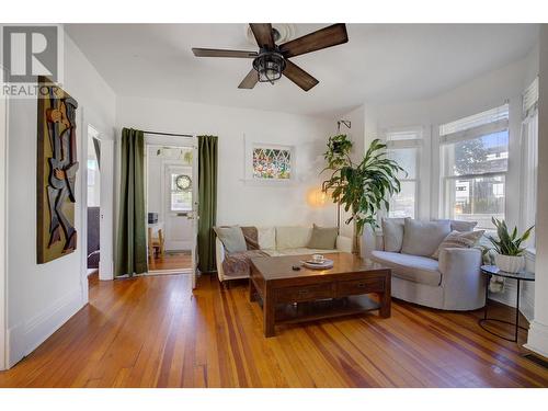 1333 Richter Street, Kelowna, BC - Indoor Photo Showing Living Room