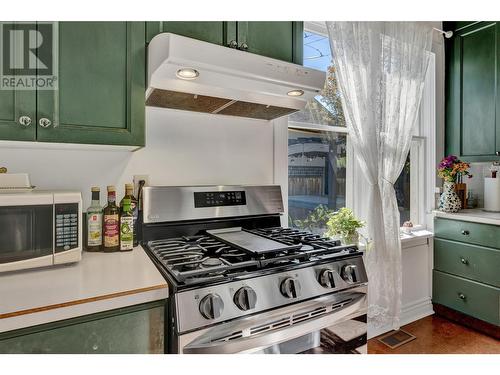 1333 Richter Street, Kelowna, BC - Indoor Photo Showing Kitchen