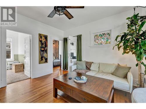 1333 Richter Street, Kelowna, BC - Indoor Photo Showing Living Room