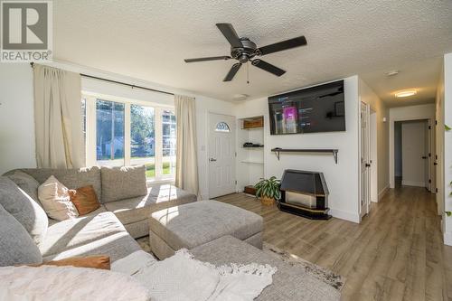 6061 Birchwood Crescent, Prince George, BC - Indoor Photo Showing Living Room