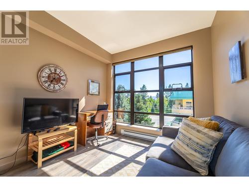 3589 Skaha Lake Road Unit# 404, Penticton, BC - Indoor Photo Showing Living Room