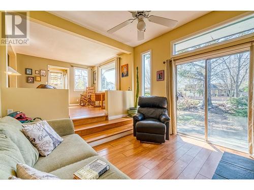 1967 Abbott Street, Kelowna, BC - Indoor Photo Showing Living Room