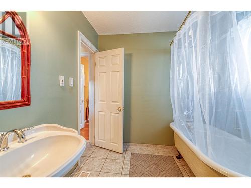 1967 Abbott Street, Kelowna, BC - Indoor Photo Showing Bathroom