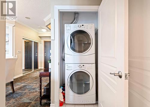 806 - 1 Belvedere Court, Brampton (Downtown Brampton), ON - Indoor Photo Showing Laundry Room