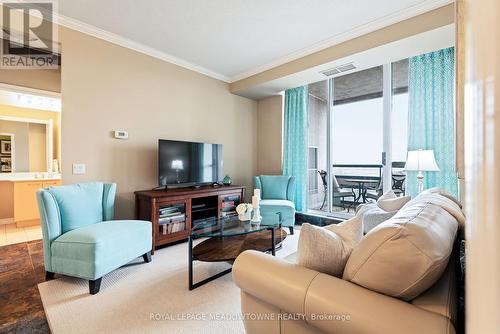 806 - 1 Belvedere Court, Brampton (Downtown Brampton), ON - Indoor Photo Showing Living Room