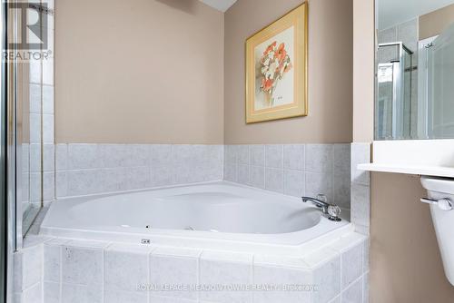 806 - 1 Belvedere Court, Brampton (Downtown Brampton), ON - Indoor Photo Showing Bathroom