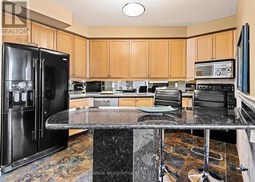 806 - 1 Belvedere Court, Brampton (Downtown Brampton), ON - Indoor Photo Showing Kitchen