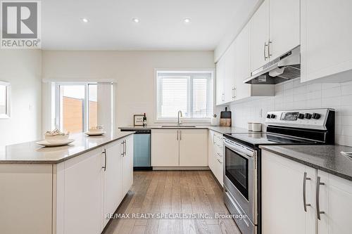 121 William Duncan Road, Toronto (Downsview-Roding-Cfb), ON - Indoor Photo Showing Kitchen With Stainless Steel Kitchen With Upgraded Kitchen