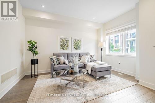 121 William Duncan Road, Toronto (Downsview-Roding-Cfb), ON - Indoor Photo Showing Living Room