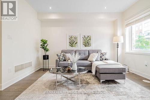 121 William Duncan Road, Toronto (Downsview-Roding-Cfb), ON - Indoor Photo Showing Living Room