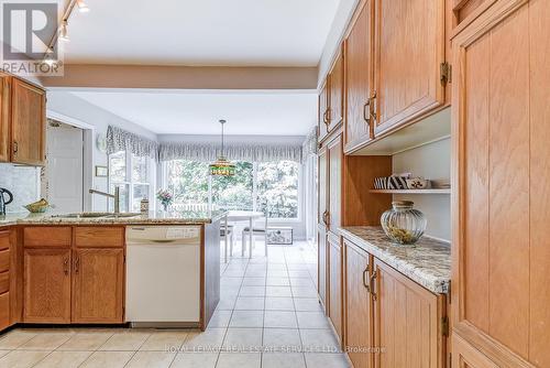 1301 Mapleridge Crescent, Oakville, ON - Indoor Photo Showing Kitchen