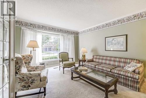 1301 Mapleridge Crescent, Oakville, ON - Indoor Photo Showing Living Room