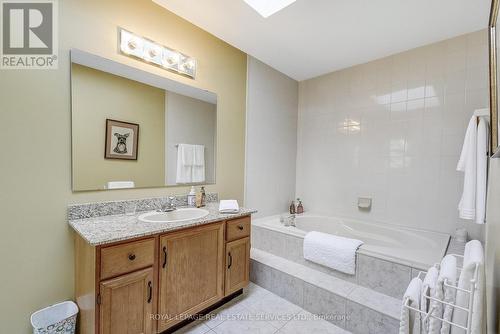 1301 Mapleridge Crescent, Oakville, ON - Indoor Photo Showing Bathroom