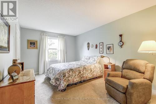 1301 Mapleridge Crescent, Oakville, ON - Indoor Photo Showing Bedroom