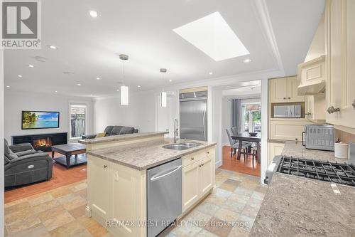 34 Lorraine Crescent, Brampton (Westgate), ON - Indoor Photo Showing Kitchen With Double Sink With Upgraded Kitchen