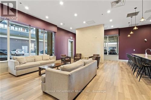 508 - 550 North Service Road, Grimsby, ON - Indoor Photo Showing Living Room